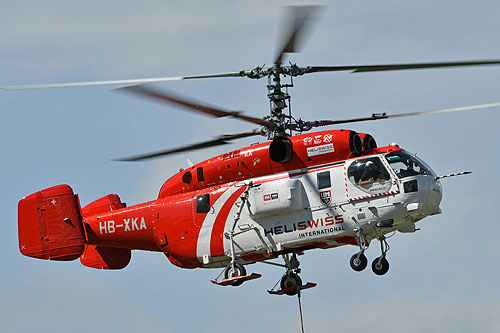 Hélitreuillage en montagne avec l'hélicoptère KA32 d'Heliswiss