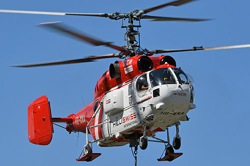 Hélitreuillage en montagne avec l'hélicoptère KA32 d'Heliswiss