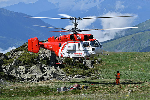 Hélitreuillage en montagne avec l'hélicoptère KA32 d'Heliswiss