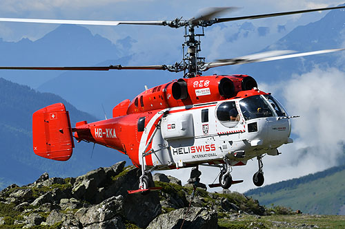 Hélitreuillage en montagne avec l'hélicoptère KA32 d'Heliswiss