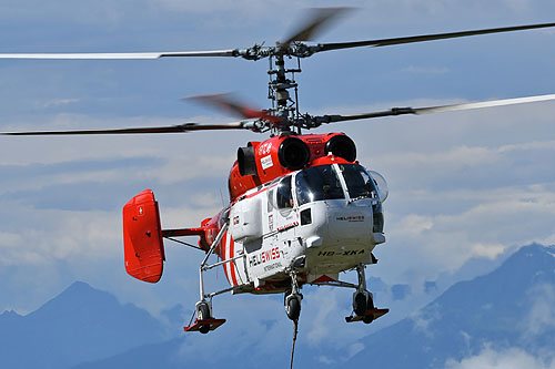 Hélitreuillage en montagne avec l'hélicoptère KA32 d'Heliswiss