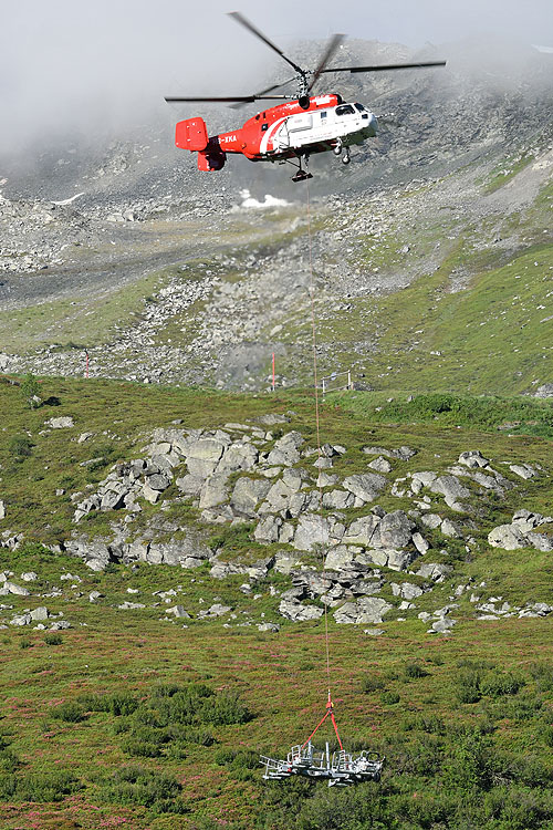 Hélitreuillage en montagne avec l'hélicoptère KA32 d'Heliswiss