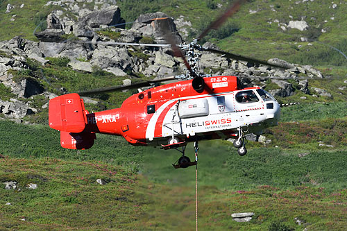 Hélitreuillage en montagne avec l'hélicoptère KA32 d'Heliswiss