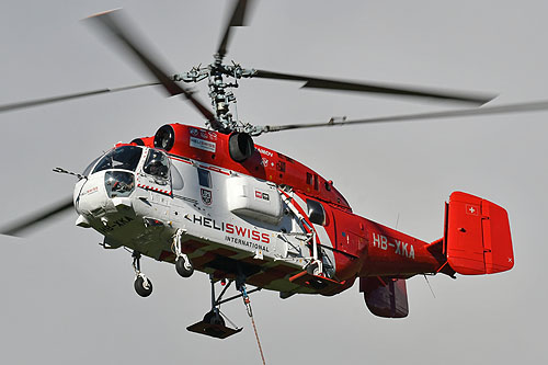 Hélitreuillage en montagne avec l'hélicoptère KA32 d'Heliswiss