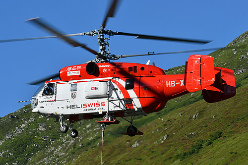 Hélitreuillage en montagne avec l'hélicoptère KA32 d'Heliswiss