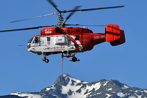 Hélitreuillage en montagne avec l'hélicoptère KA32 d'Heliswiss