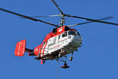 Hélitreuillage en montagne avec l'hélicoptère KA32 d'Heliswiss