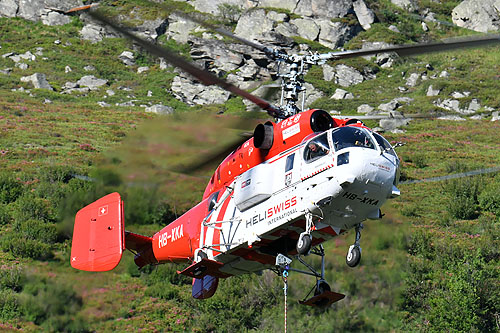 Hélitreuillage en montagne avec l'hélicoptère KA32 d'Heliswiss