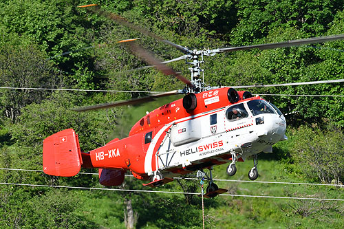 Hélitreuillage en montagne avec l'hélicoptère KA32 d'Heliswiss