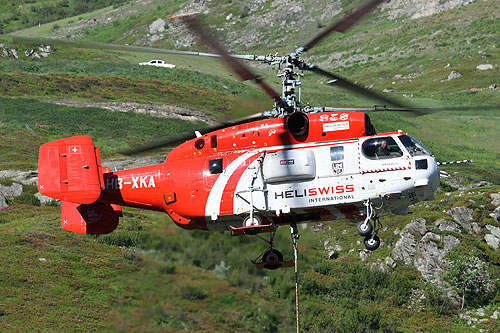 Hélitreuillage en montagne avec l'hélicoptère KA32 d'Heliswiss