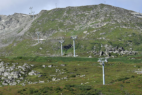 Hélitreuillage en montagne avec l'hélicoptère KA32 d'Heliswiss