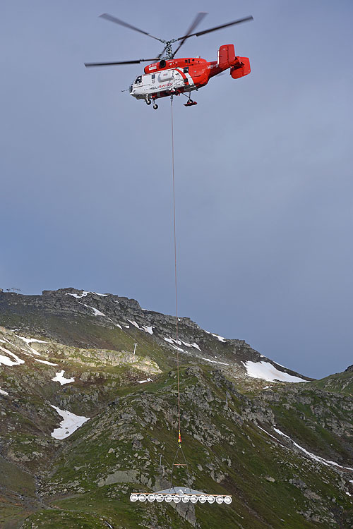 Hélitreuillage en montagne avec l'hélicoptère KA32 d'Heliswiss