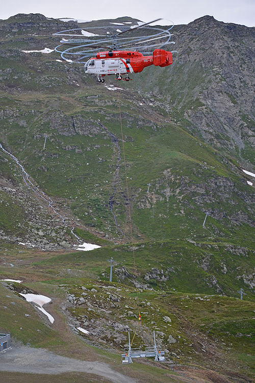 Hélitreuillage en montagne avec l'hélicoptère KA32 d'Heliswiss