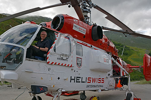 Hélitreuillage en montagne avec l'hélicoptère KA32 d'Heliswiss