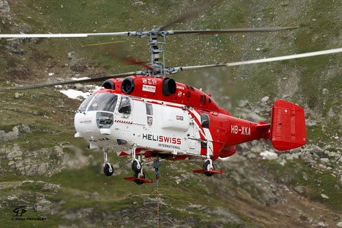 Hélitreuillage en montagne avec l'hélicoptère KA32 d'Heliswiss