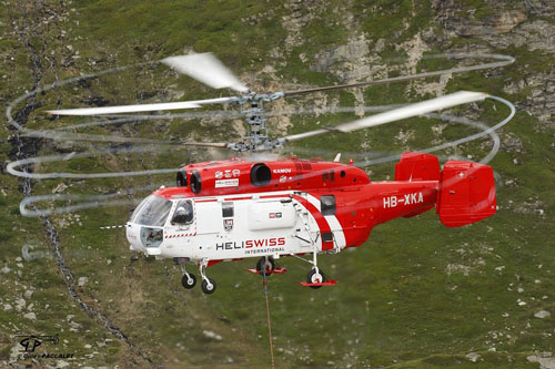 Hélitreuillage en montagne avec l'hélicoptère KA32 d'Heliswiss