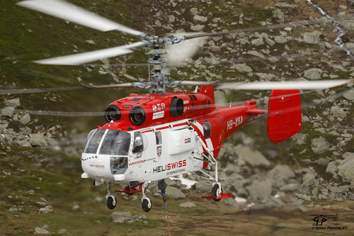 Hélitreuillage en montagne avec l'hélicoptère KA32 d'Heliswiss