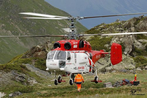 Hélitreuillage en montagne avec l'hélicoptère KA32 d'Heliswiss