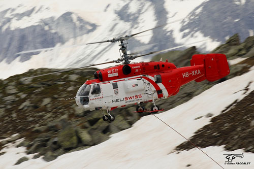 Hélitreuillage en montagne avec l'hélicoptère KA32 d'Heliswiss