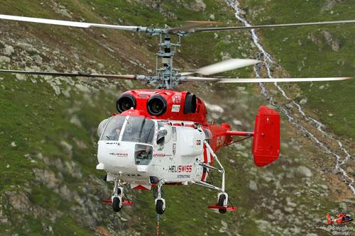 Hélitreuillage en montagne avec l'hélicoptère KA32 d'Heliswiss