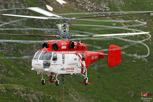 Hélitreuillage en montagne avec l'hélicoptère KA32 d'Heliswiss