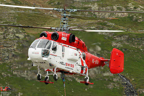 Hélitreuillage en montagne avec l'hélicoptère KA32 d'Heliswiss