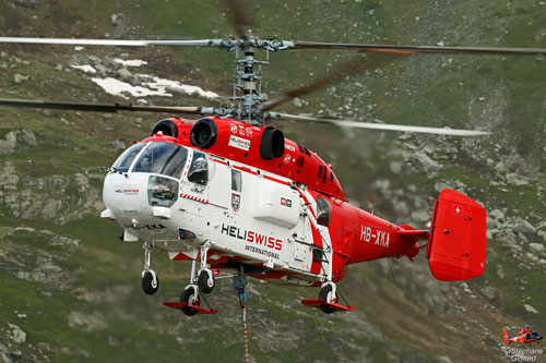 Hélitreuillage en montagne avec l'hélicoptère KA32 d'Heliswiss