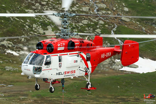 Hélitreuillage en montagne avec l'hélicoptère KA32 d'Heliswiss