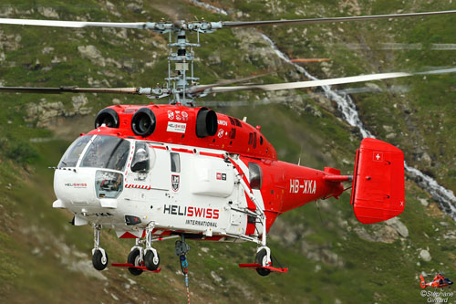 Hélitreuillage en montagne avec l'hélicoptère KA32 d'Heliswiss