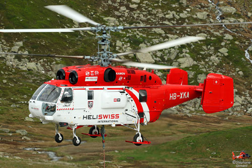 Hélitreuillage en montagne avec l'hélicoptère KA32 d'Heliswiss