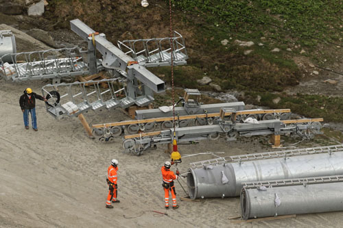 Hélitreuillage en montagne avec l'hélicoptère KA32 d'Heliswiss