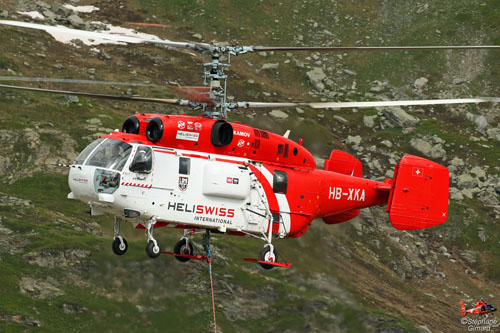 Hélitreuillage en montagne avec l'hélicoptère KA32 d'Heliswiss