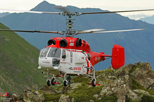 Hélitreuillage en montagne avec l'hélicoptère KA32 d'Heliswiss