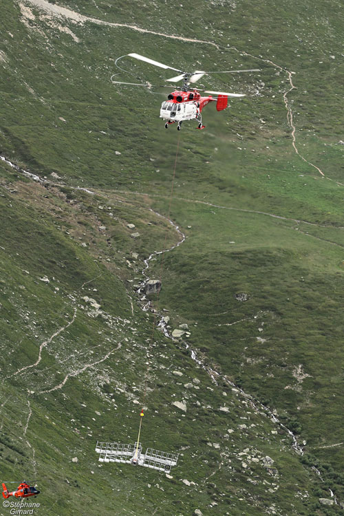 Hélitreuillage en montagne avec l'hélicoptère KA32 d'Heliswiss