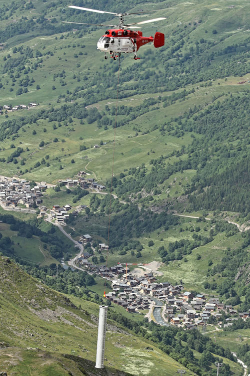 Hélitreuillage en montagne avec l'hélicoptère KA32 d'Heliswiss