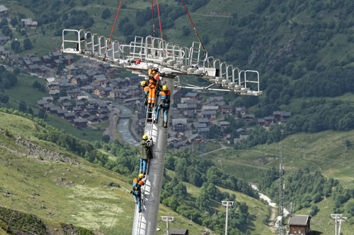 Hélitreuillage en montagne avec l'hélicoptère KA32 d'Heliswiss