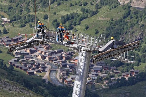 Hélitreuillage en montagne avec l'hélicoptère KA32 d'Heliswiss