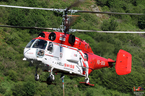 Hélitreuillage en montagne avec l'hélicoptère KA32 d'Heliswiss