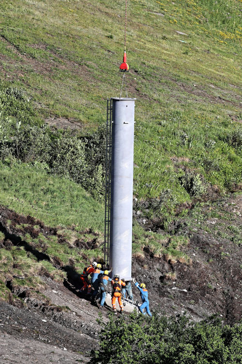 Hélitreuillage en montagne avec l'hélicoptère KA32 d'Heliswiss