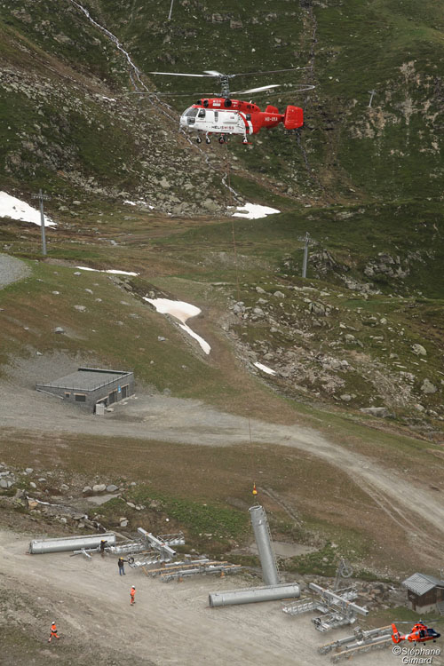 Hélitreuillage en montagne avec l'hélicoptère KA32 d'Heliswiss