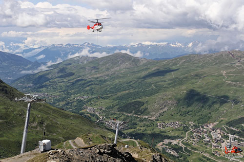 Hélitreuillage en montagne avec l'hélicoptère KA32 d'Heliswiss