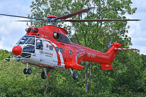 Travail aérien avec l'hélicoptère AS332 SuperPuma d'Heliswiss
