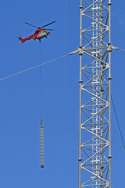 Travail aérien avec l'hélicoptère AS332 SuperPuma d'Heliswiss