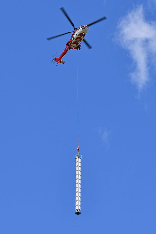 Travail aérien avec l'hélicoptère AS332 SuperPuma d'Heliswiss