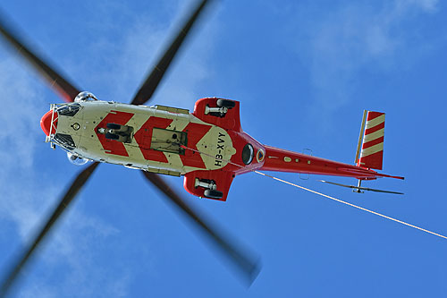 Travail aérien avec l'hélicoptère AS332 SuperPuma d'Heliswiss