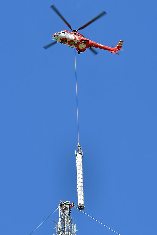 Travail aérien avec l'hélicoptère AS332 SuperPuma d'Heliswiss