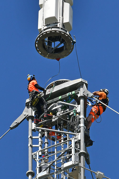 Travail aérien avec l'hélicoptère AS332 SuperPuma d'Heliswiss