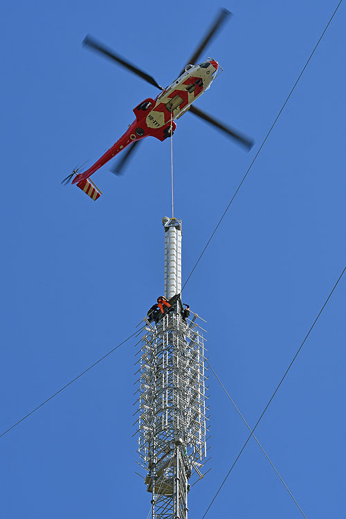 Travail aérien avec l'hélicoptère AS332 SuperPuma d'Heliswiss