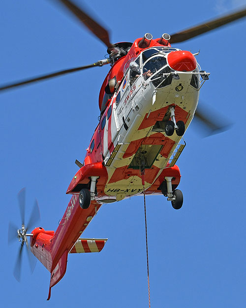 Travail aérien avec l'hélicoptère AS332 SuperPuma d'Heliswiss