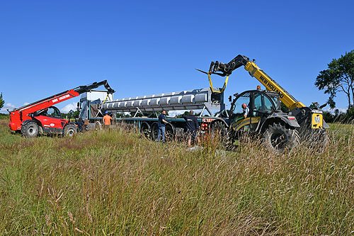 Arrivée de l'élément d'antenne à hélitreuiller, long de 14 mètres et d'un poids de 3,6 tonnes